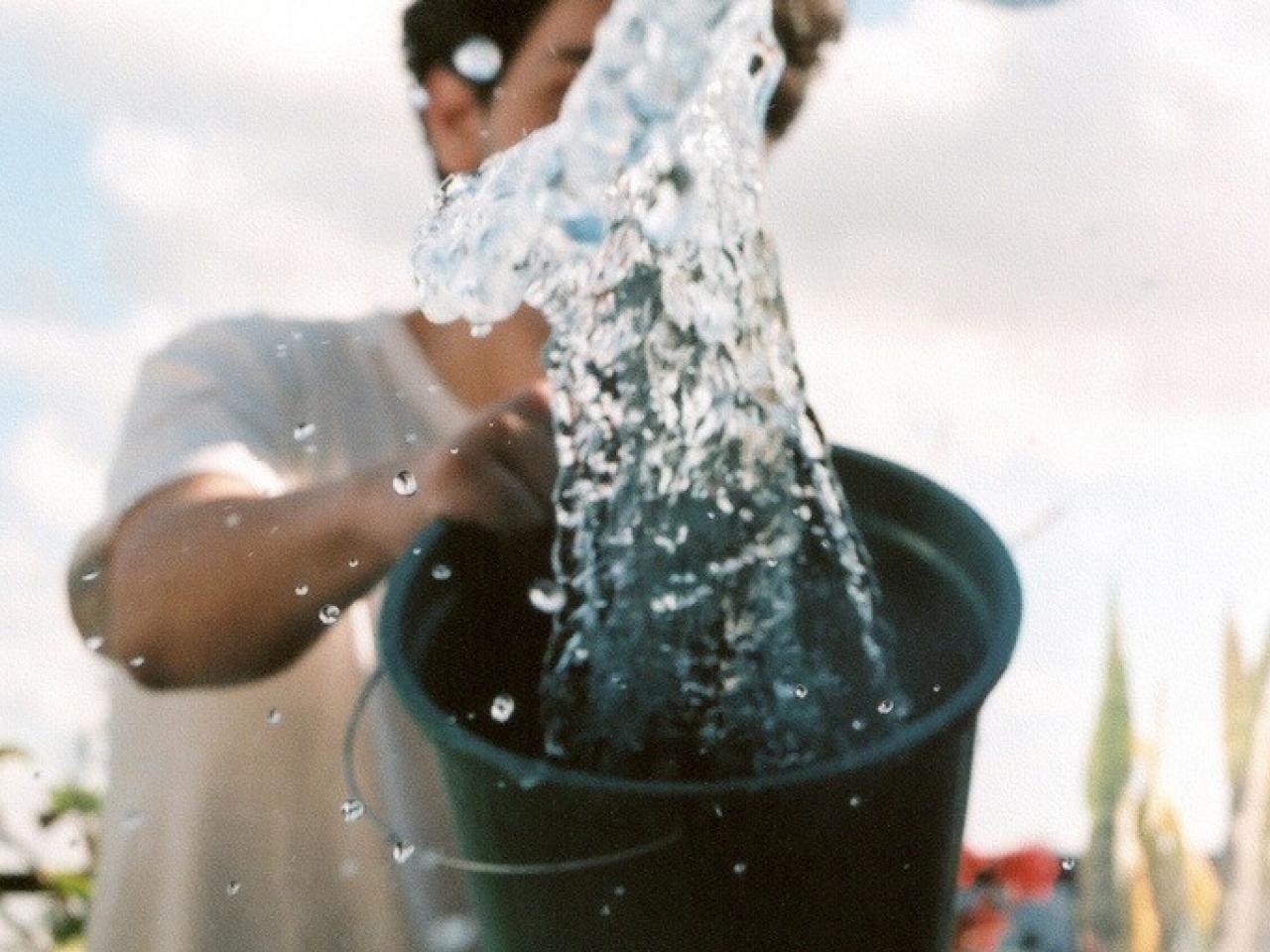 Другой водный. Ведро с водой. Ведро воды выливают. Выливает воду. Лить воду.